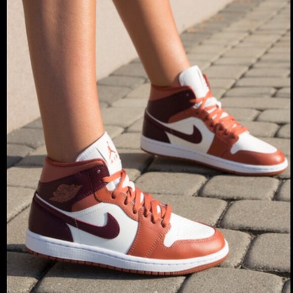 WOMANS AIR JORDAN 1 MD (10) - Picture 1 of 14